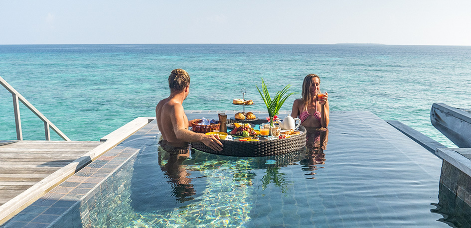 Petit déjeuner en couple aux Maldives