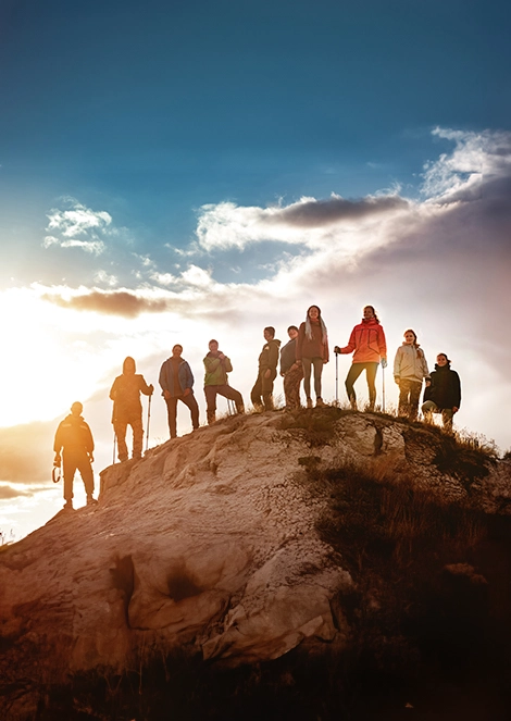 Des voyageurs en haut d'une colline après une randonnée