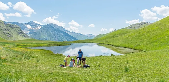 Une famille en randonnée