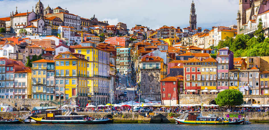 Maisons colorées au Portugal vues depuis le Douro