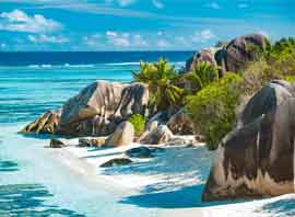 Plage des Seychelles avec amas rocheux