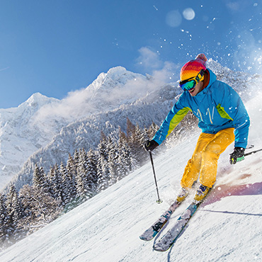 Un skieur en montagne