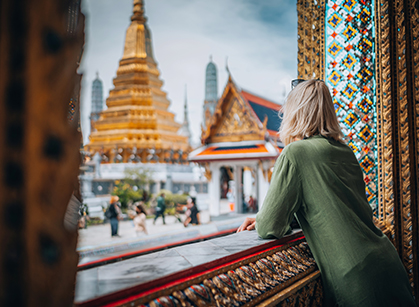 Jeune femme explorant le Grand Palais à Bangkok