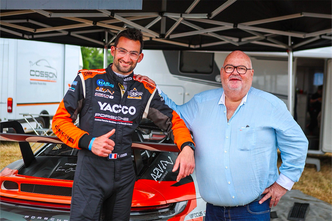 Le coureur automobile Tony Cosson et Michel Salaün