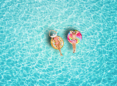 Maldives - Couple sur des bouées dans la mer