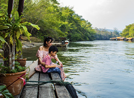 Femme et enfant sur les bords de la rivière Kwai en Thaïlande