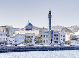 Vue panoramique de la corniche de Mascate et la mosquée bleue de Matrah à Oman