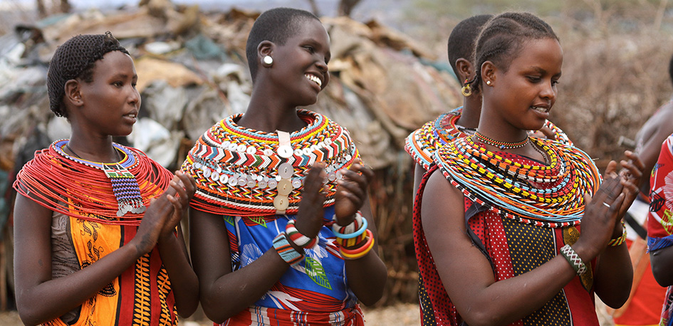 Femmes Masaï dansant en tenue traditionnelle au Kenya