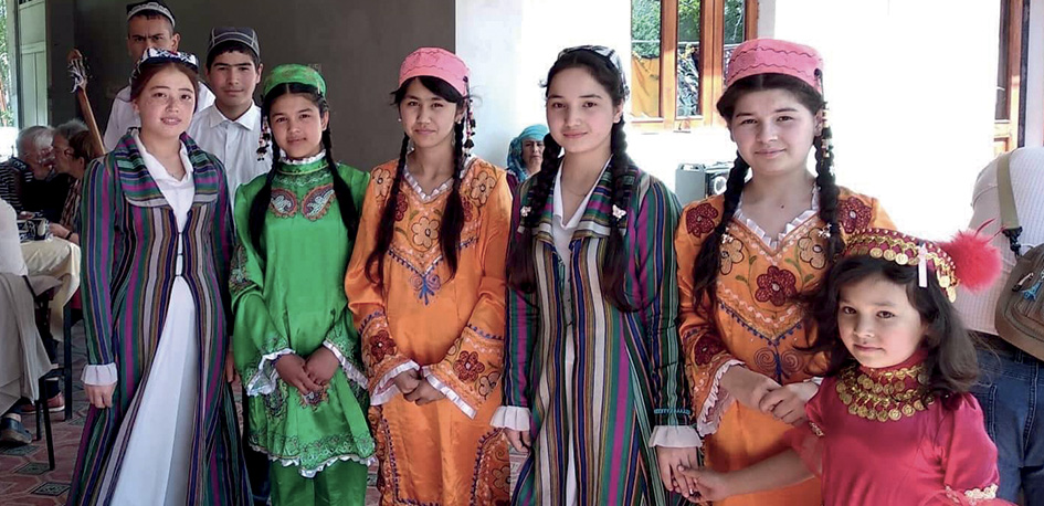 Élèves de l'école de Qorateri en costume traditionnel ouzbek