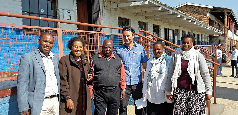 Élèves et enseignants de l'école Mpanza à Soweto en Afrique du Sud