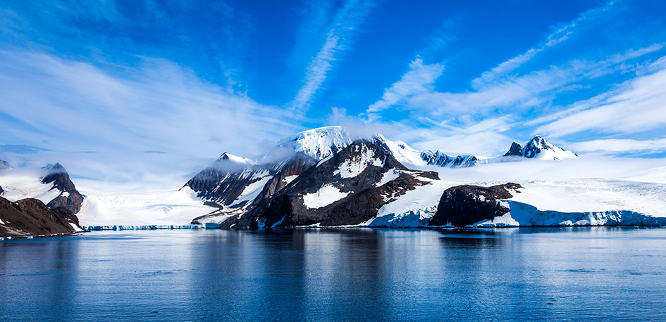 Paysage immaculé avec reliefs montagneux en Antarctique