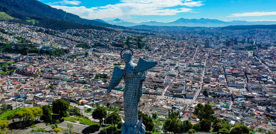 Le Panecillo surplombant Quito