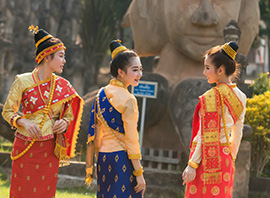 Des Laotiennes en tenue traditionnelle