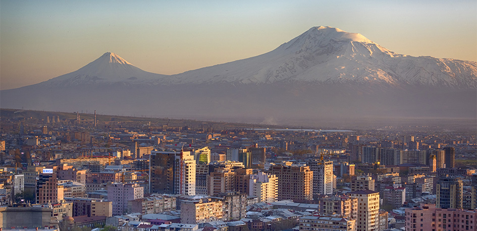 Le mont Aragats en arrière plan de la capitale Erevan