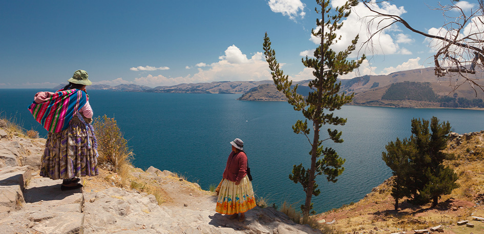 2 Péruviennes au bord du lac Titicaca