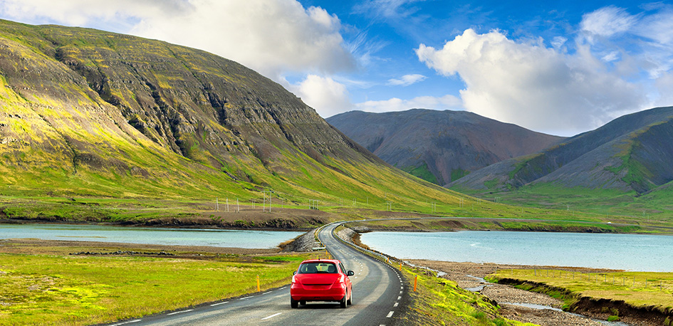 Une voiture en roadtrip en Islande