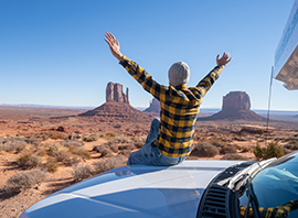 Un voyageur devant Monument Valley aux USA