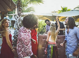 Groupe d'amis faisant la fête à Ibiza