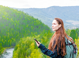 Une femme avec un audiophone individuel en voyage