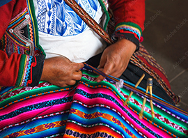 Une femme faisant un textile traditionnel